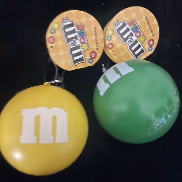 Yellow & green m & m’s candy keychain ball poncho raincoat emergency hood - Picture 5 of 7